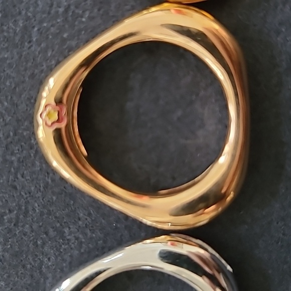 Set of 3 rings size 5 with exquisite flower enamel detail on each. - Picture 3 of 8